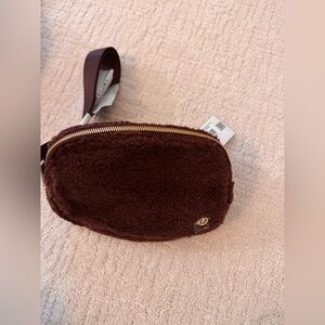 NWT lulule mon Everywhere Belt Bag *Fleece BRNE/GOLD